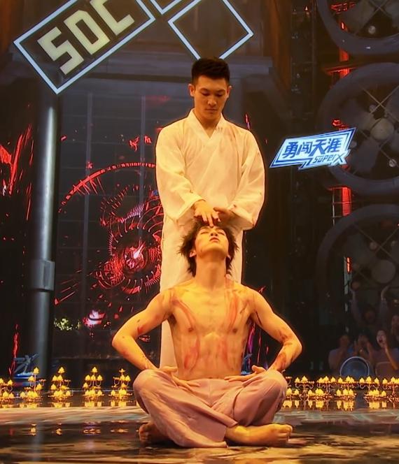 对比街舞黄潇《双》和胡浩亮《疯子舞》,中西方色彩心魔舞哪家强