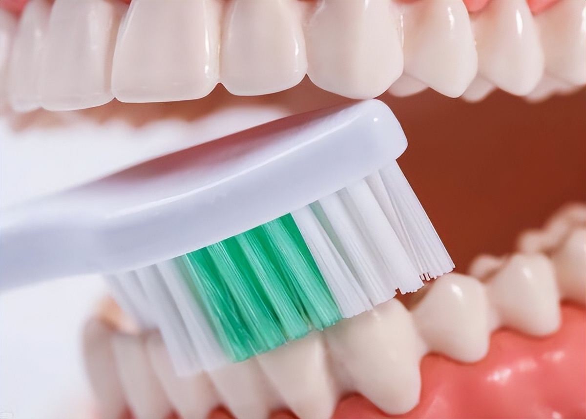 刷牙经常出血是怎么回事？如何解决牙龈出血根本性问题？解决牙龈出血问题只需一支电动牙刷