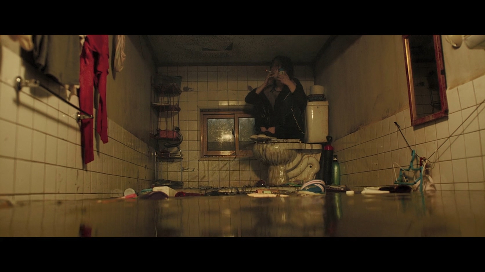 满分神作《寄生虫》:住过亿的房子,却活得像蟑螂的样子