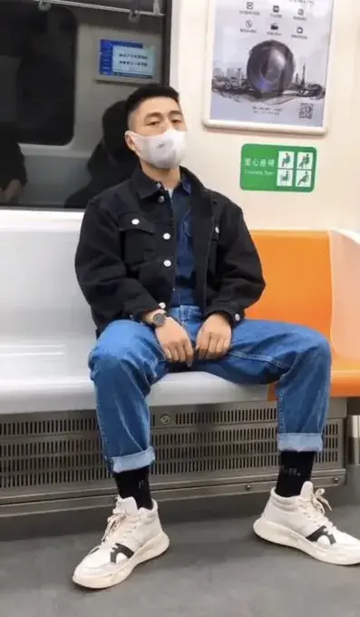 地铁上的帅哥 我好喜欢 美团外卖小哥也在其中 哔哩哔哩