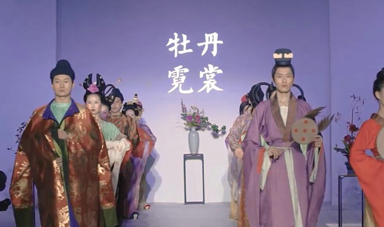 据中国传统装束复原团队介绍,秀中所展示的汉服的制