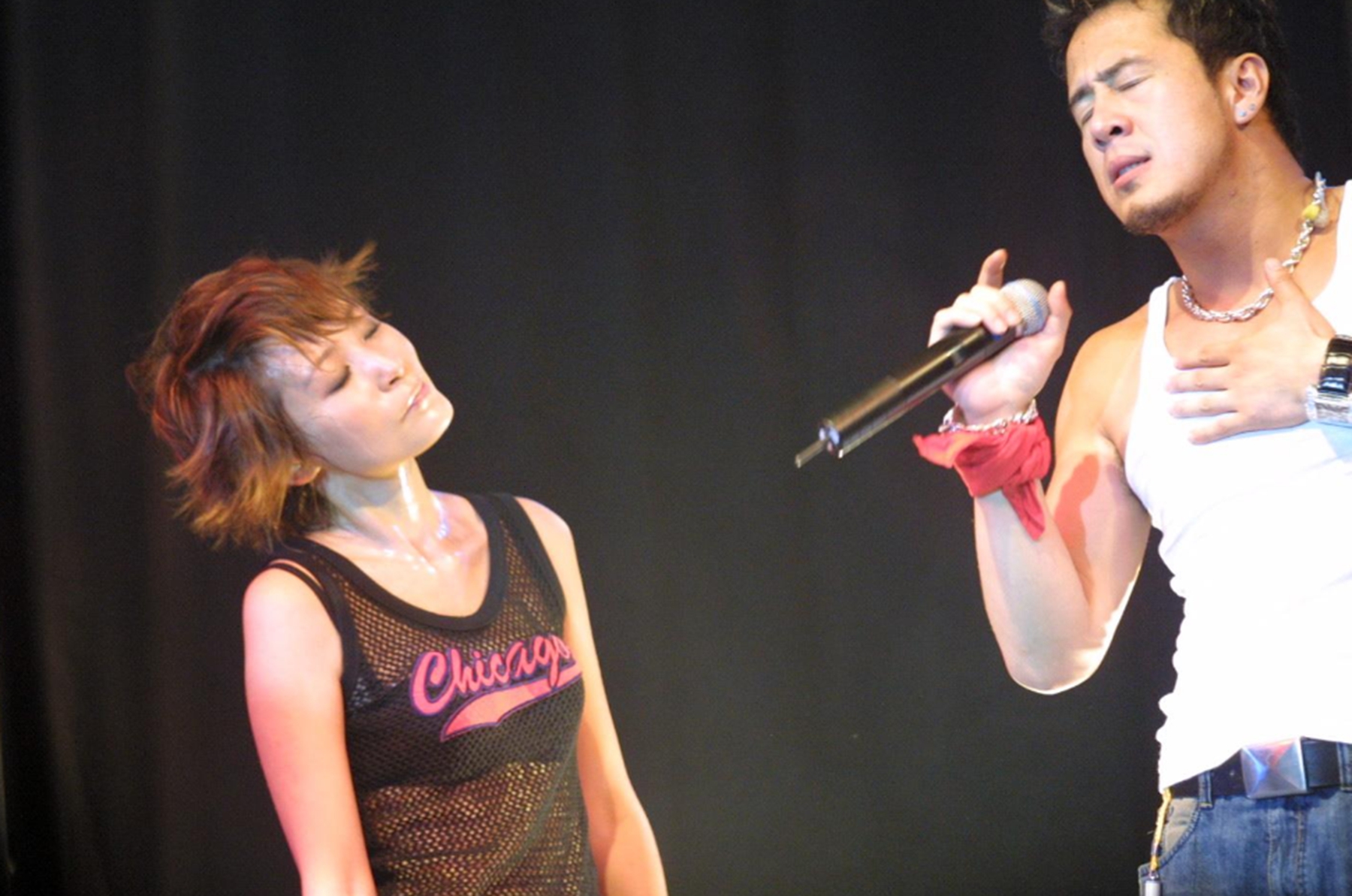 2009年,陈琳戴口罩穿红鞋从家中一跃而下,成了杨坤一生的痛