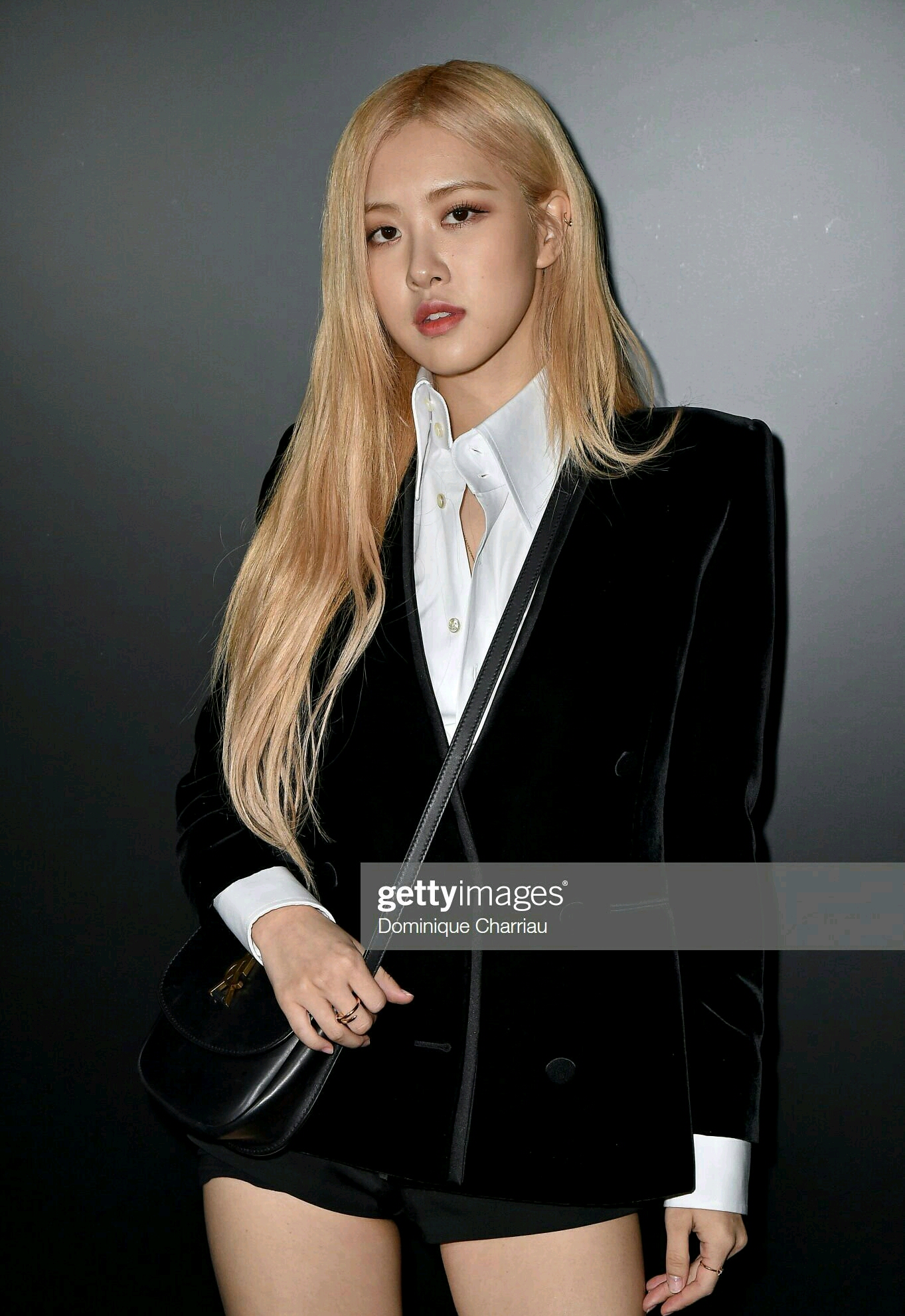 ros07朴彩英 穿着天鹅绒黑色西装亮相巴黎时装周saint laurent 2020