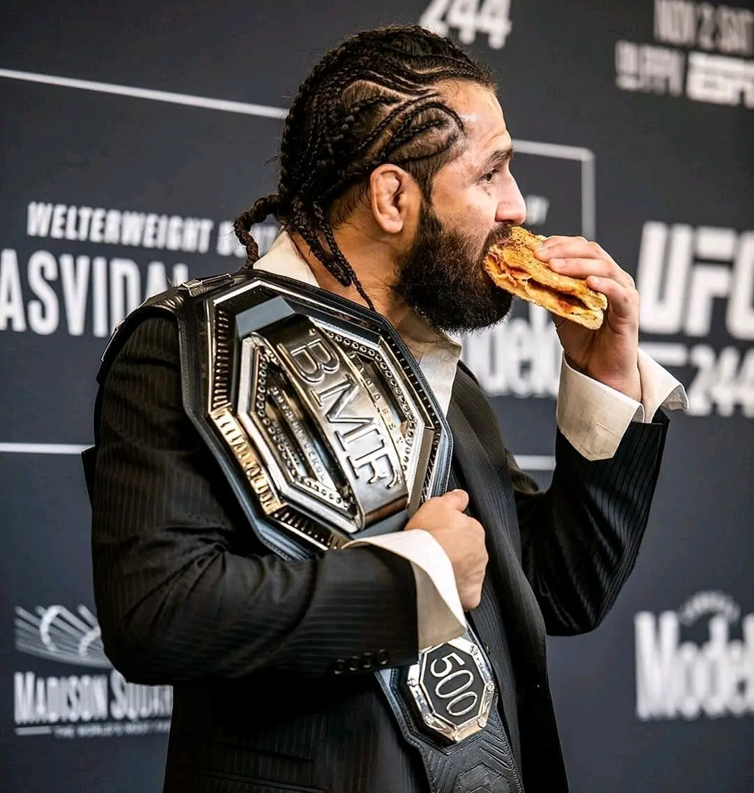 豪尔赫·马斯维达尔,职业战绩35胜17负,16 ko,2 降伏.