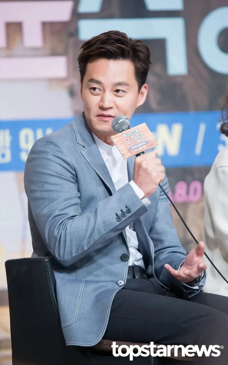 李瑞镇为管理健康做各种运动练出肌肉!