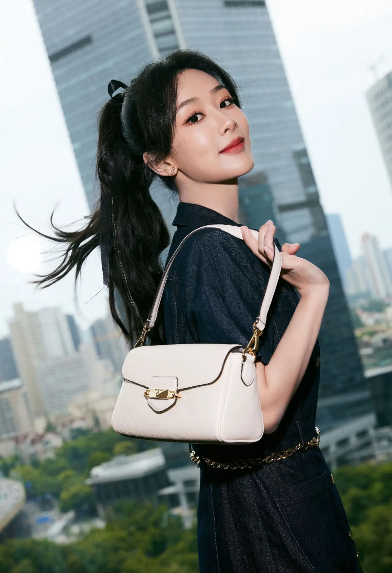 杨紫牛仔长裙青春活力写真 - 哔哩哔哩