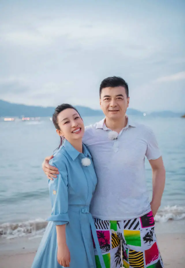 《妻子的浪漫旅行》中,秦海璐与王新军上演亲亲抱抱举高高 