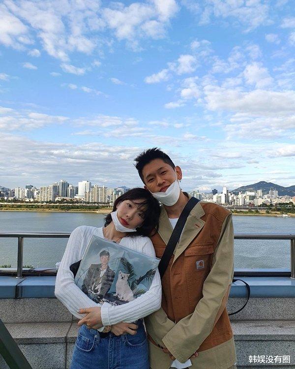 像恋人一样?金泰妍,crush"亲密合照"公开,再次合作发新曲