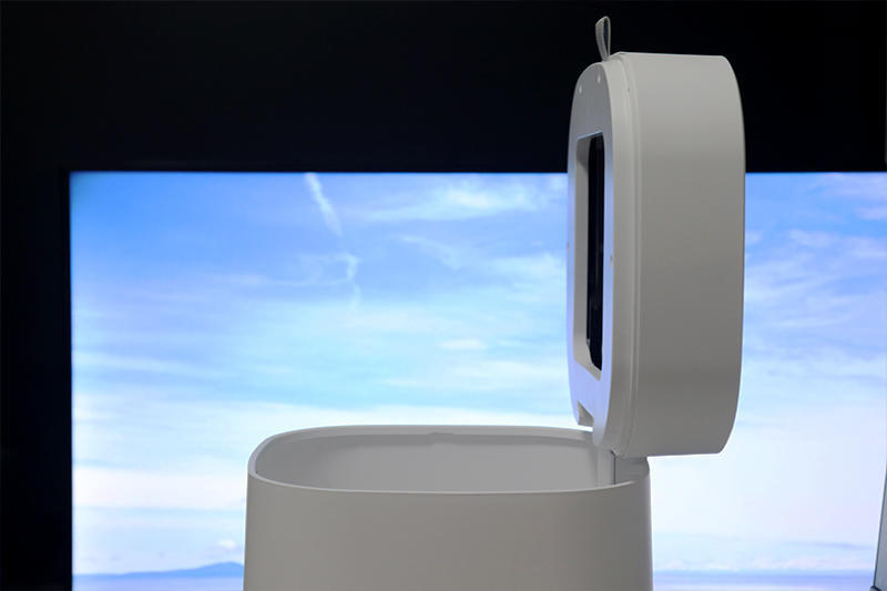 虽然无盖,拓牛t air也可以张开大嘴,可以通过前端编织提手,手动掀开