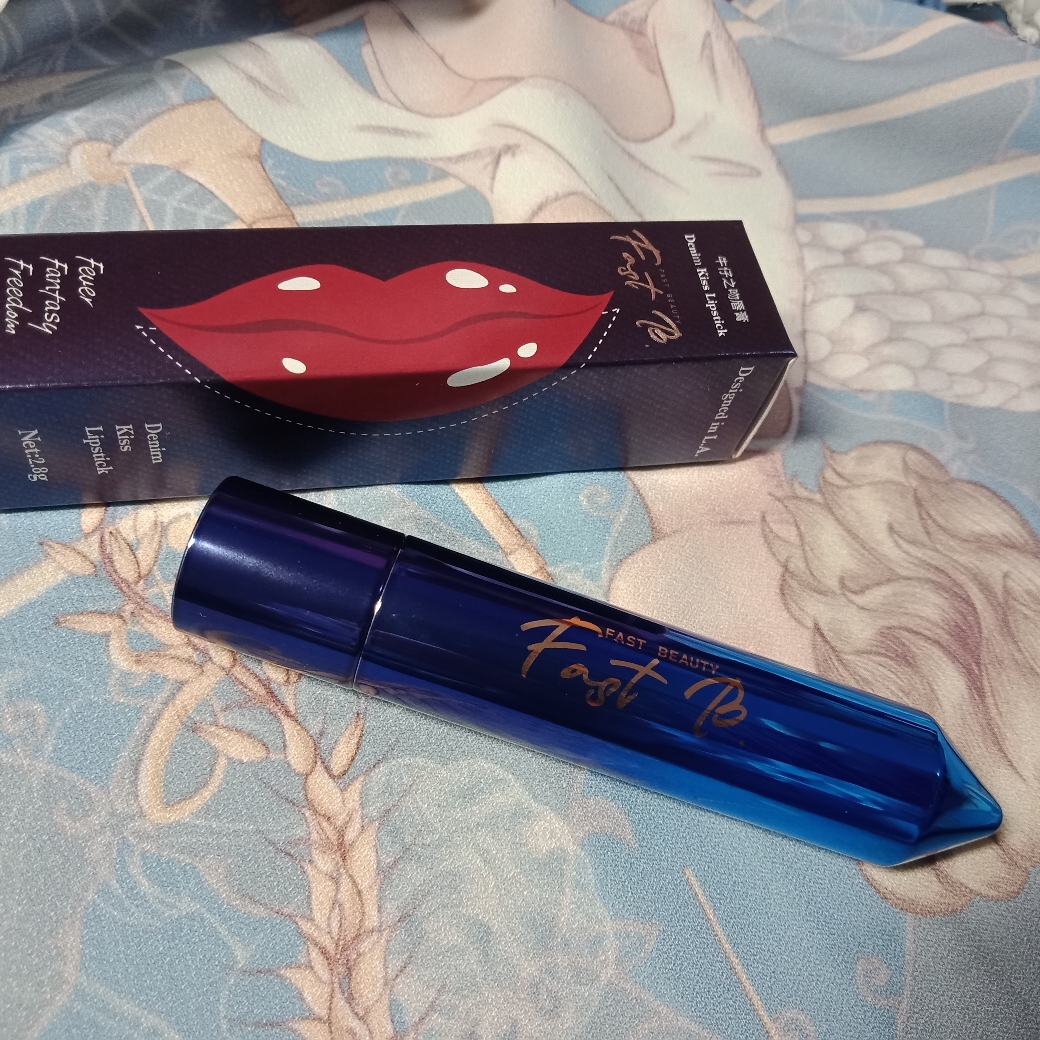 这款口红有两个非常特别的设计.