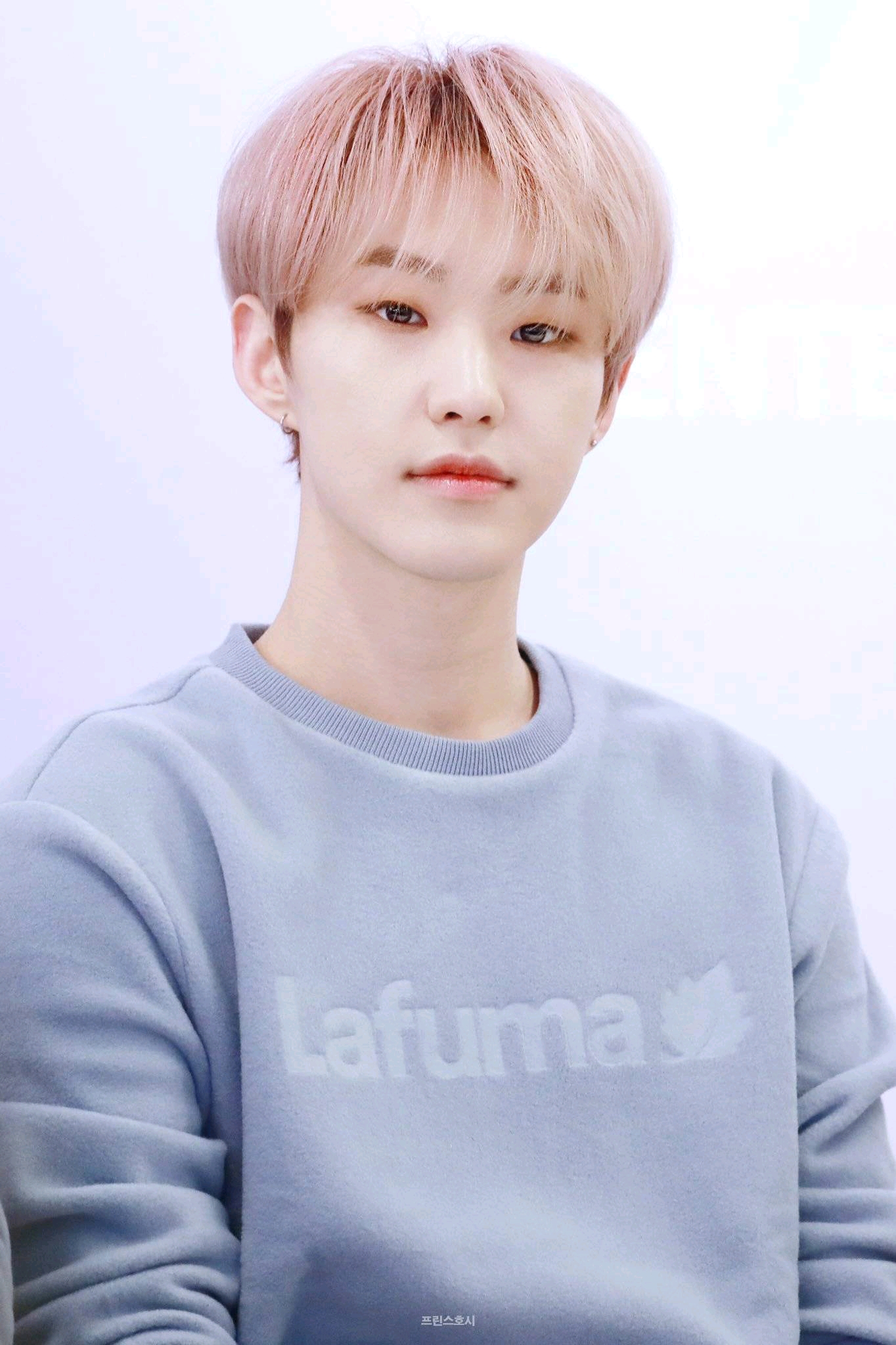 李灿:"hiong,我们也快开演唱了,她一定会出现的,放心吧" 权顺荣:"嗯