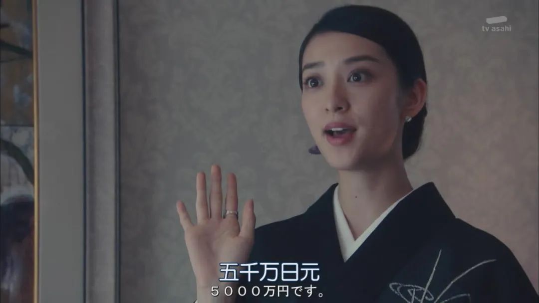 武井咲产后三年复出黑色皮革手册新作再演恶女