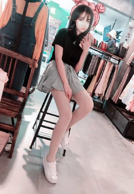 斗鱼一姐小团团首次晒全身照,打破两百斤传言