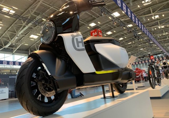 胡斯瓦纳husqvarna电动踏板摩托车外观充满着未来科技感
