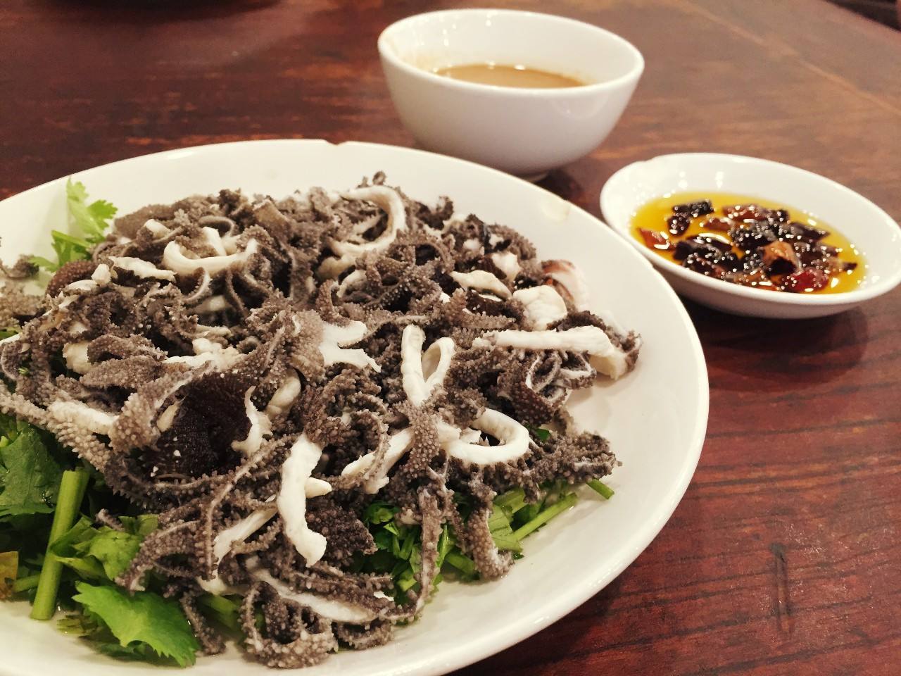 多为回族同胞经营,北京天桥有"爆肚石",门框胡同有"爆肚杨",还有"爆肚