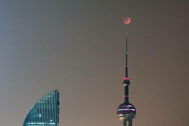 2018年7月28日凌晨,上海上空出现月全食奇观. 视觉中国