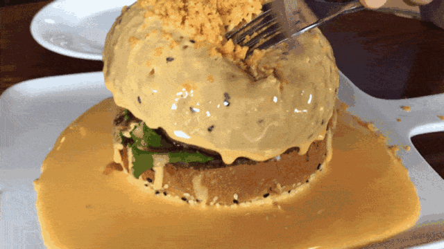 芝士拉丝像瀑布一样,99元的爆红牛肉汉堡你吃了吗?