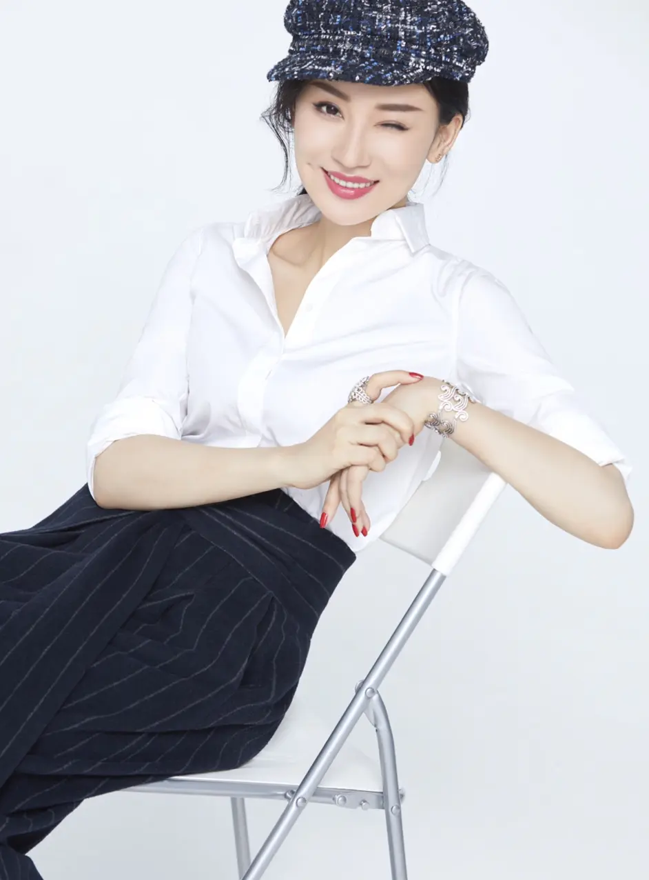 朱子岩客串出演 河神2 戏份出彩 写真演绎干练优雅职场风 哔哩哔哩
