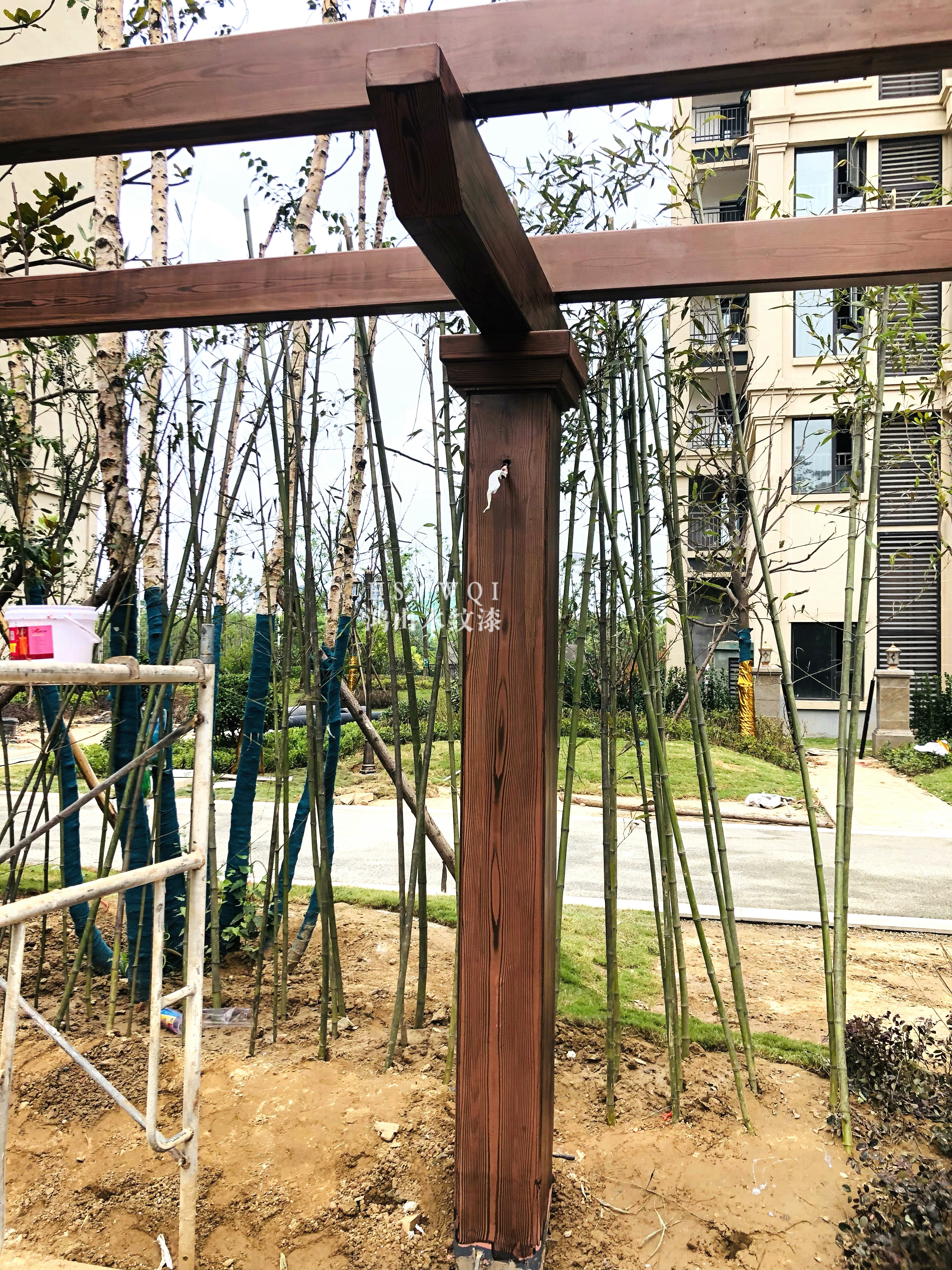 仿木效果是目前装修市场上比较流行的做法,由于钢结构木纹漆颜色多样