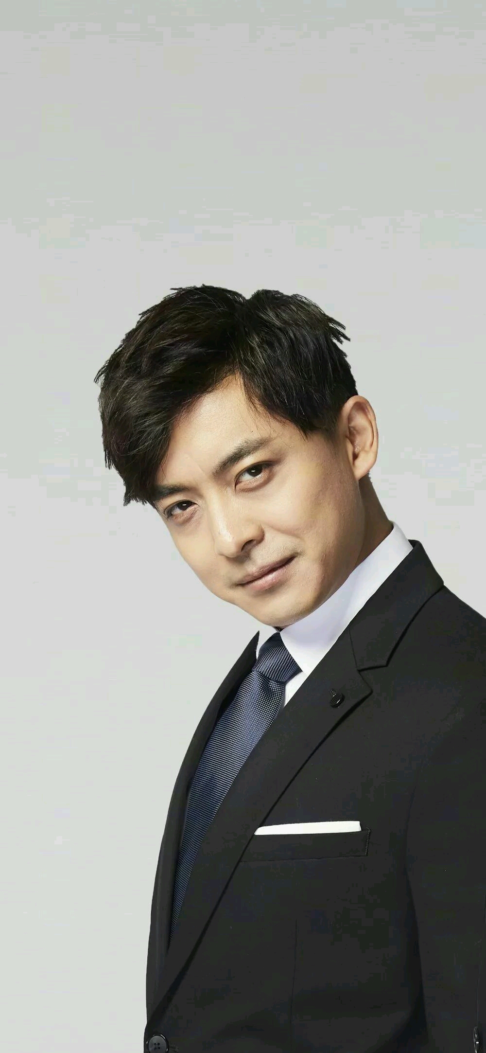 了那里,等她出了机场后6辆劳斯莱斯幻影停在那里,张伟从车上下来之后