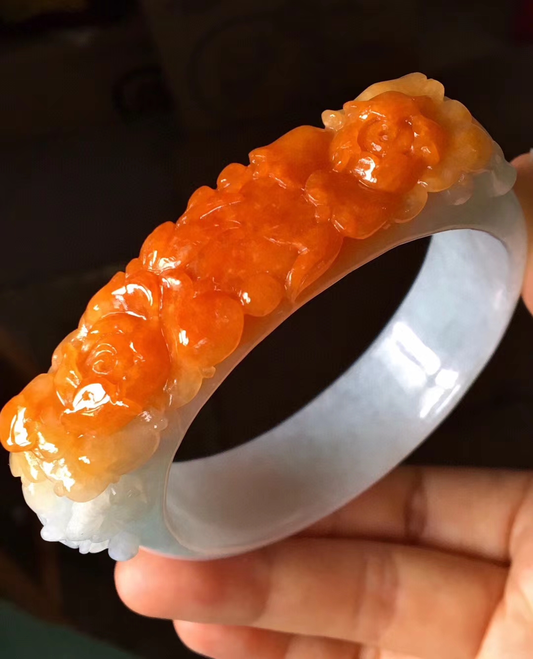 红翡绿翠,红翡颜色亮丽喜庆,稀少珍贵,其色鲜美让人迷醉