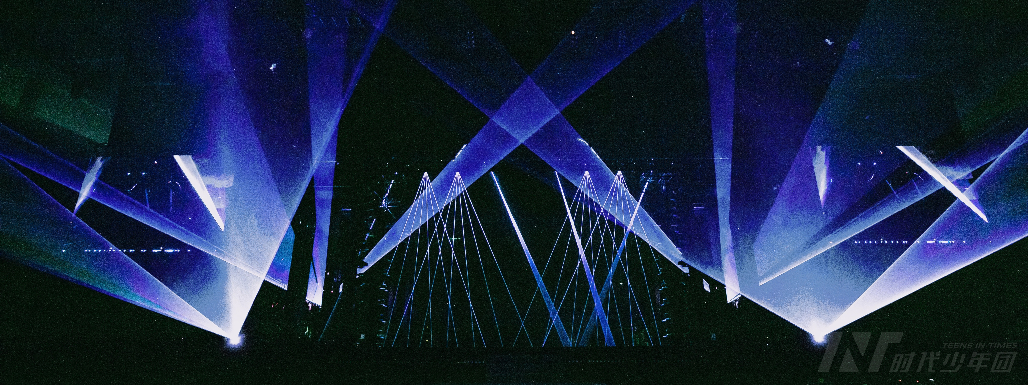 看着照片就已经瞎!演唱会我顶得住吗?