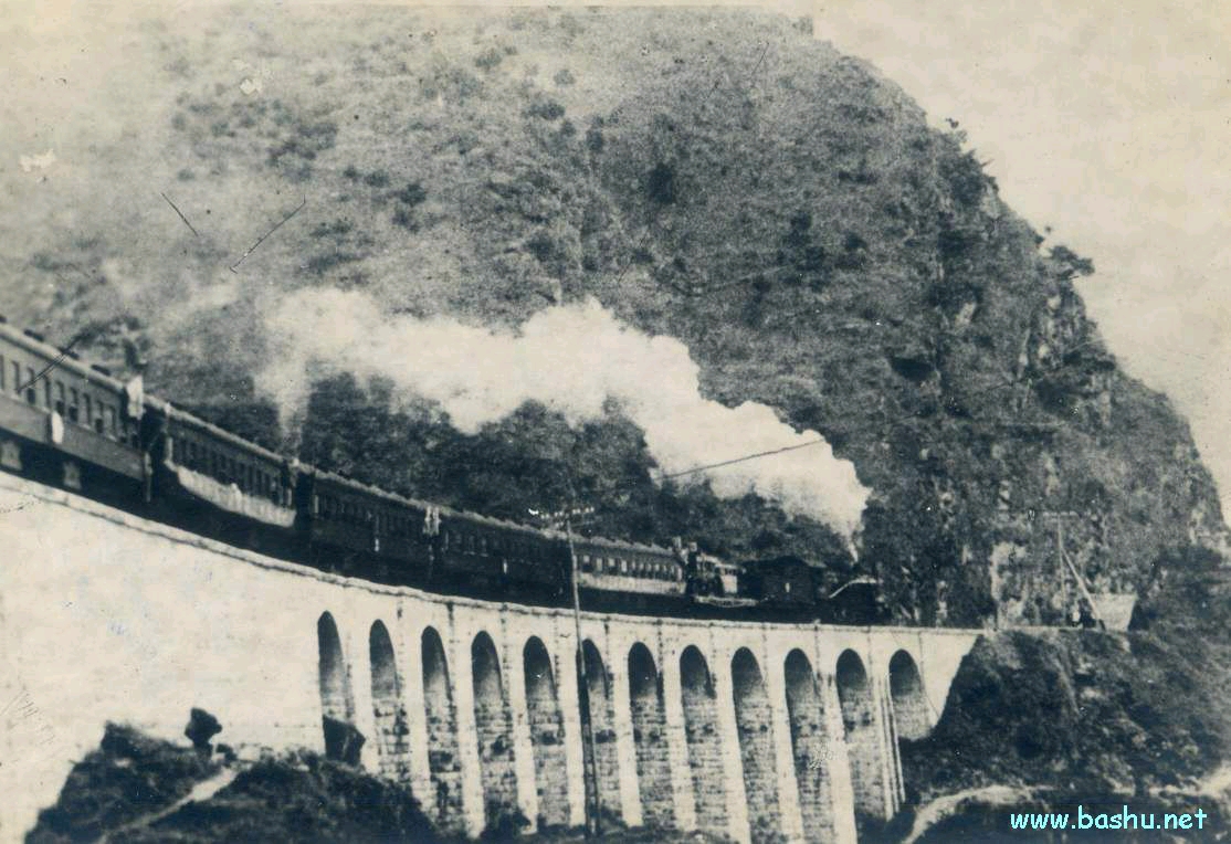 新中国成立后,1950年6月,成渝铁路全线开工;1952年6月竣工,西南人民近
