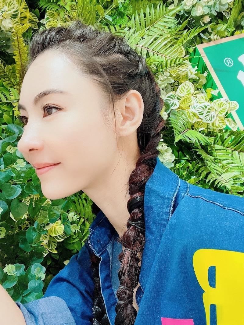 张柏芝昨日在微博晒出侧脸照,立刻让网友回想起她在1999年演出的