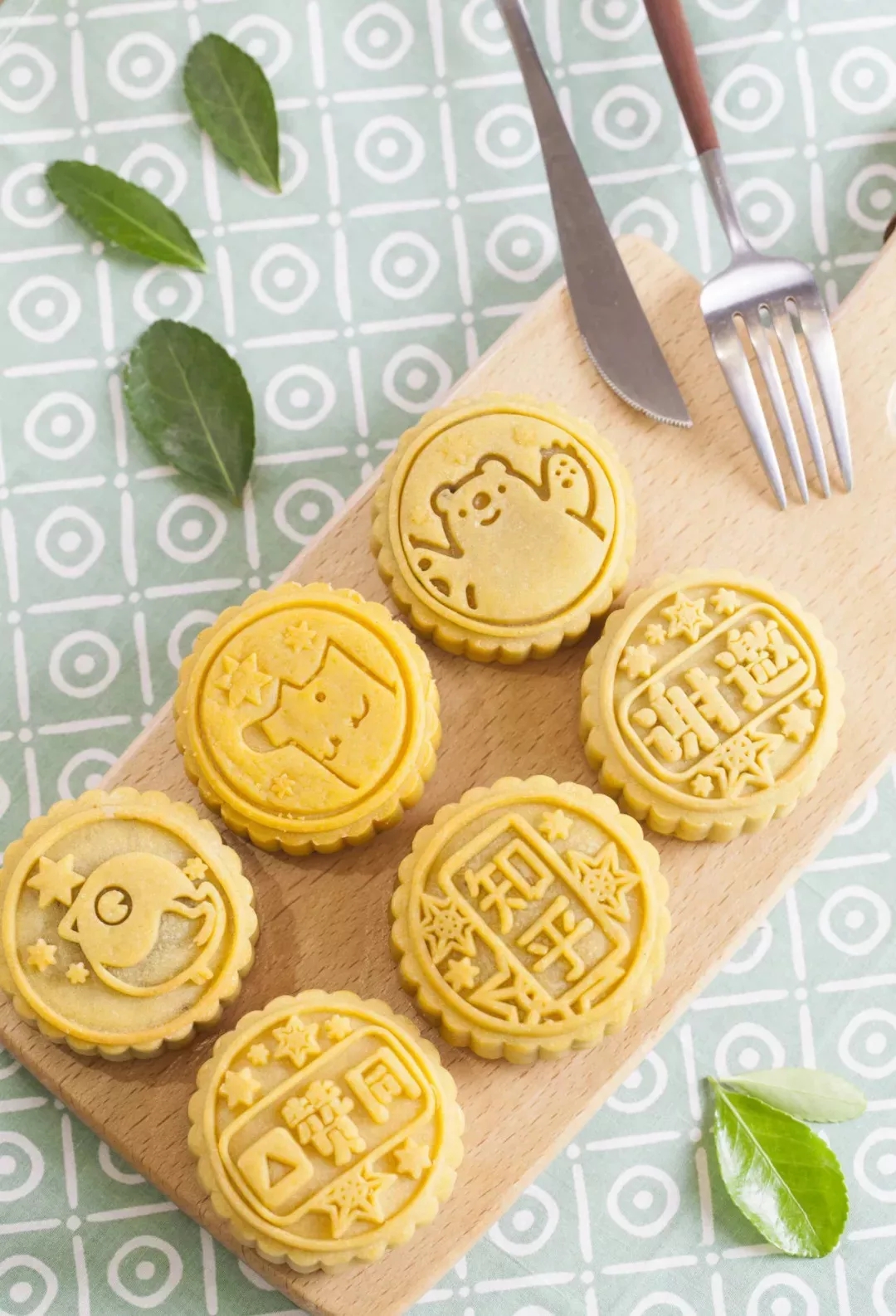 月饼有六种不同的口味,月饼上的图案也都炒鸡可爱.