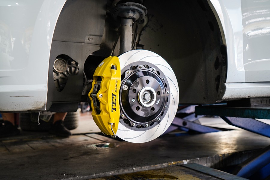 改装刹车案例大众高尔夫7改装teiracingp40ns四活塞刹车卡钳