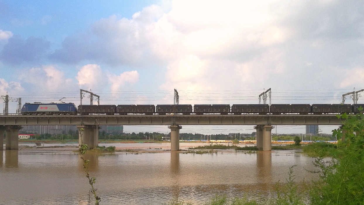 雨后淄河特大桥,桥下流水桥上车呼啸
