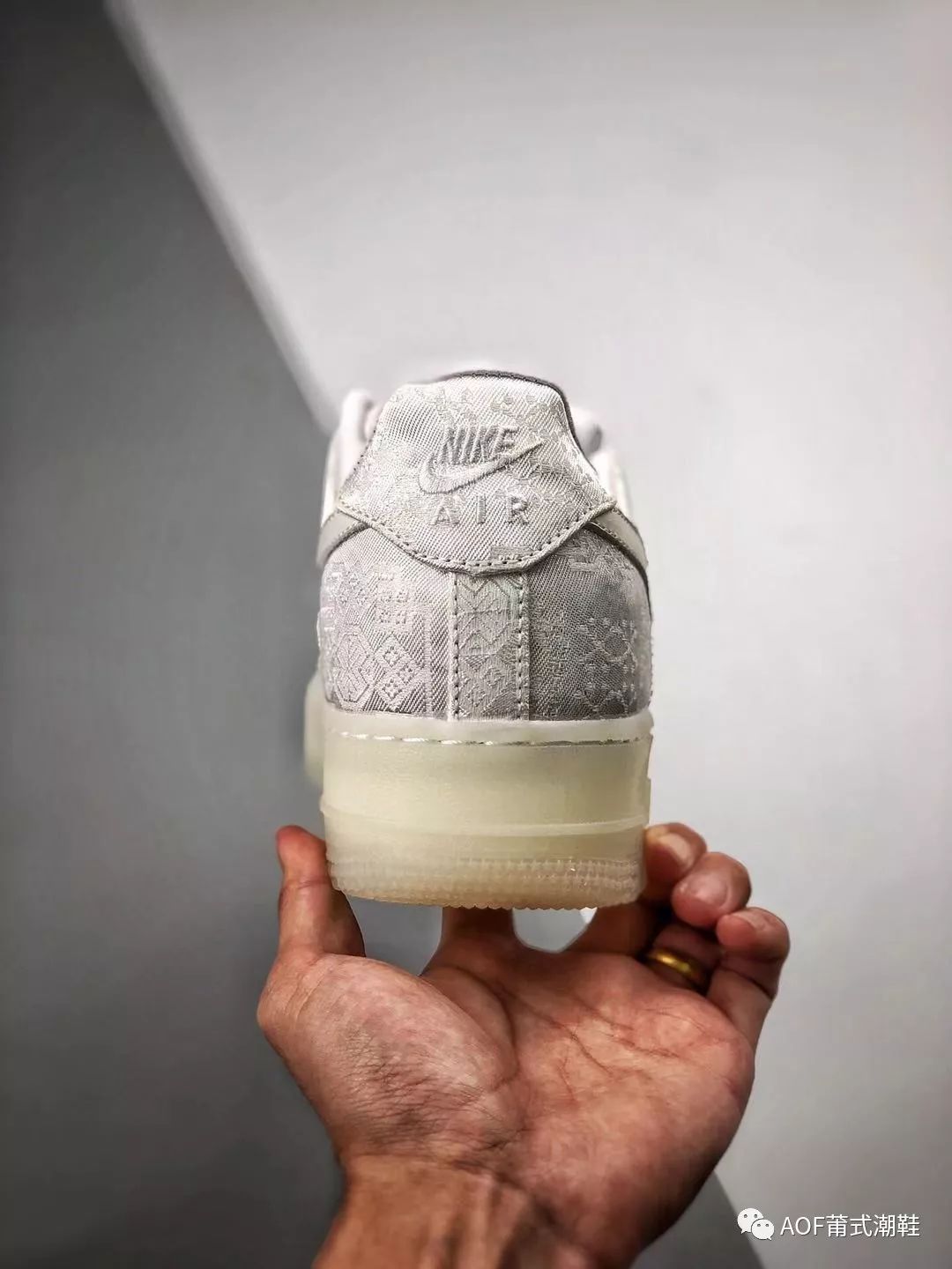 火烧之后更帅的空军,陈冠希空军一号白丝绸开箱实测!