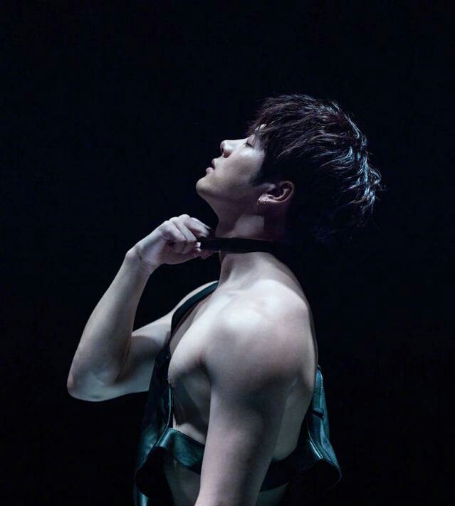 【王嘉尔肌肉撩人】