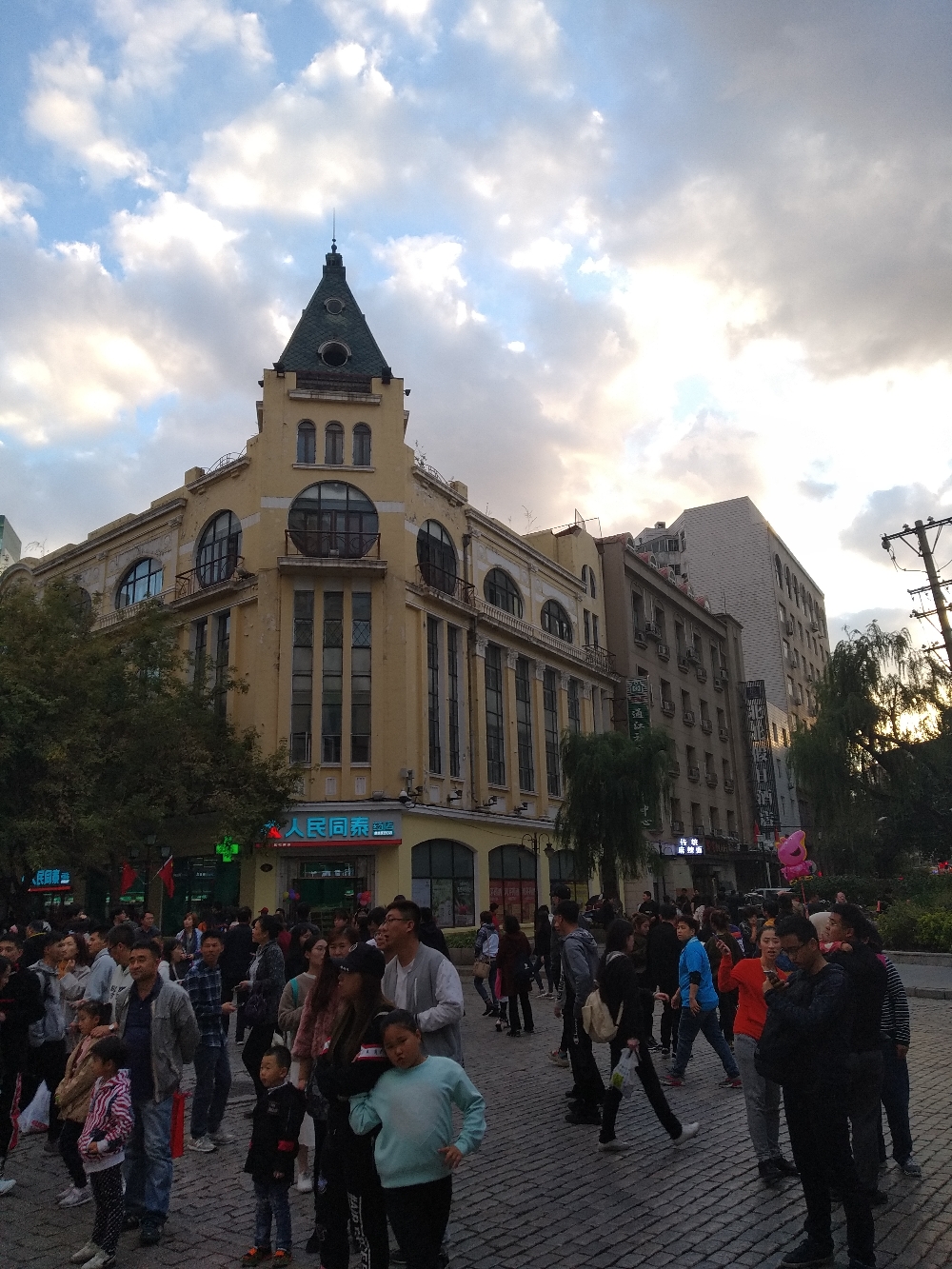 哈尔滨市很繁盛的一条商业步行街,北起江畔的防洪纪念塔广场,南接新阳
