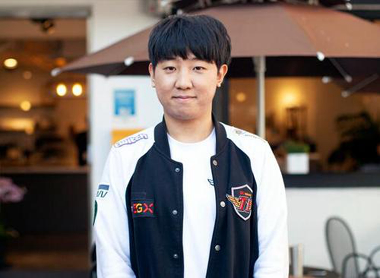 khan摊牌了,凌晨现身fpx基地,只为吃外卖在doinb直播间露脸!