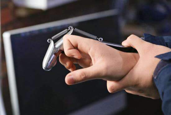 快手爱迪生B站手工耿制作铁滑板,自称滑起