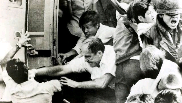 分享一张老照片1975年4月30日美国撤离越南"西贡时刻" 那天西贡的铁拳