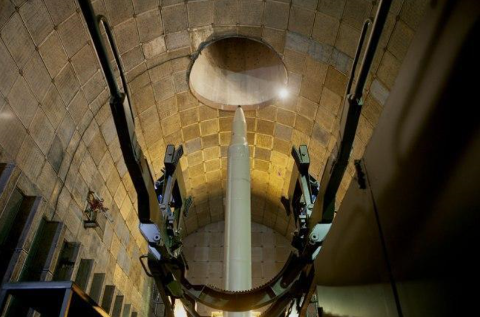 图为伊朗导弹在掩体中起竖待发