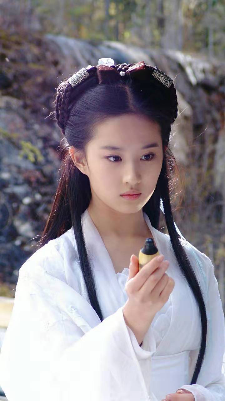 新版"小龙女"定妆造型被diss, 回首历届"龙姑姑",你更pick哪一款?