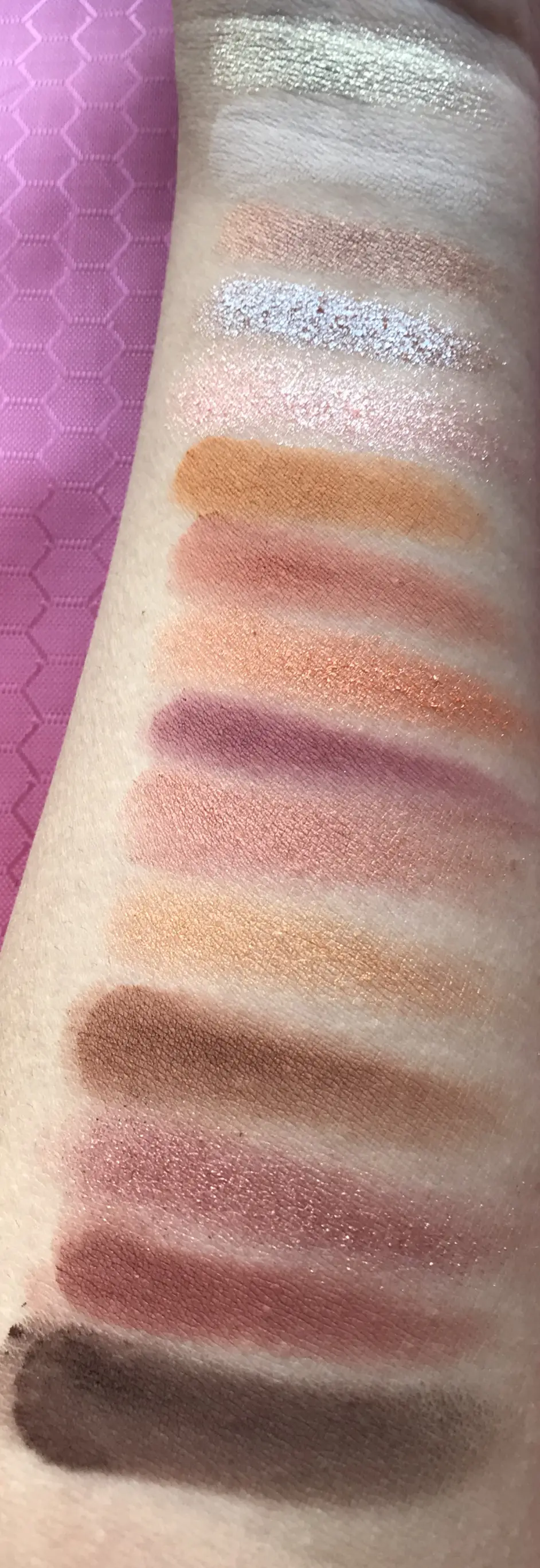 花知晓古早产品金鱼花火眼影盘无滤镜手臂试色直男拍照 哔哩哔哩