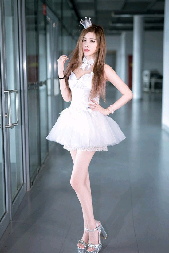 长腿妹子性感迷人小公主白裙丽人清纯