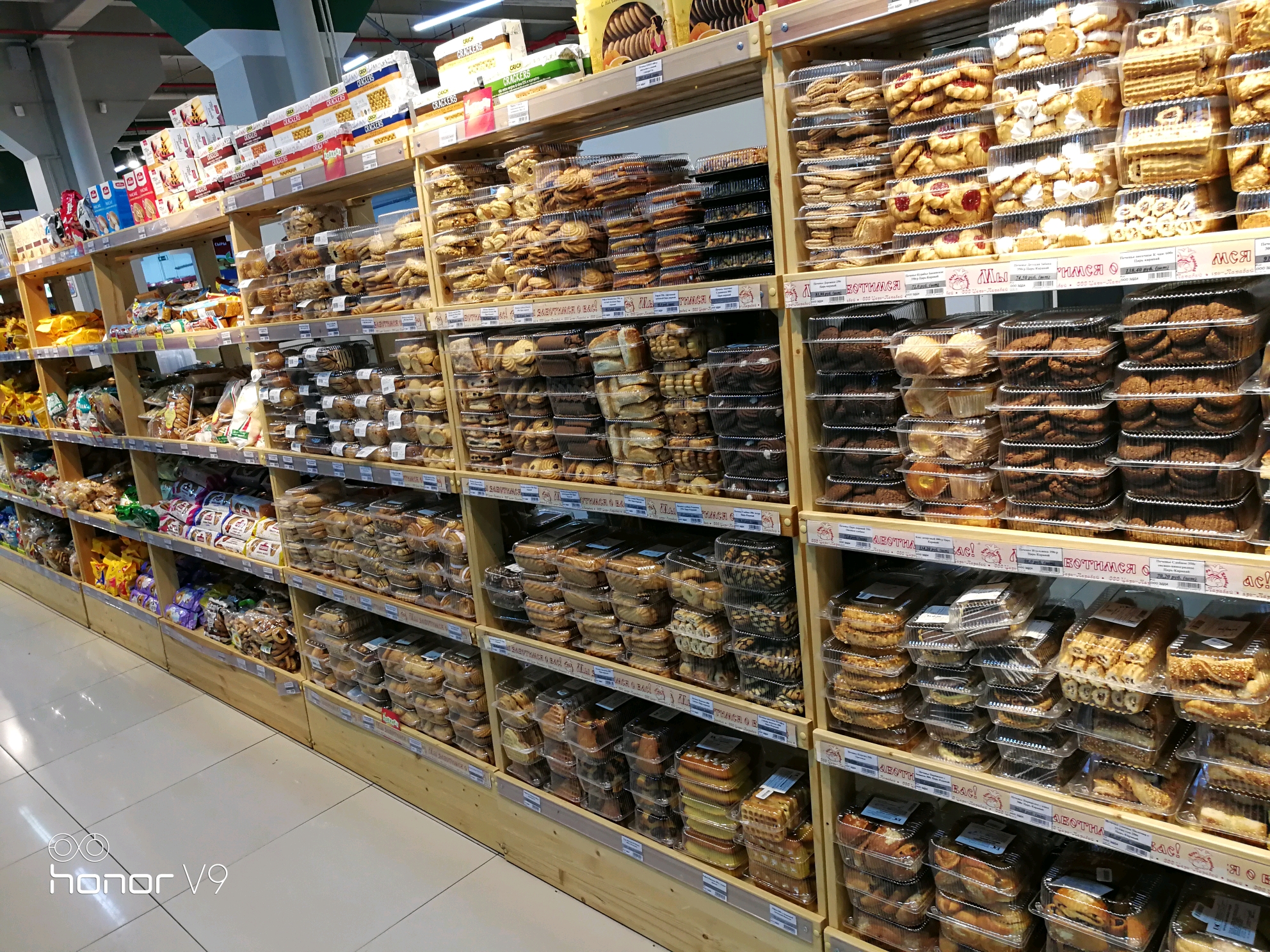 超市里琳琅满目的饼干蛋糕甜点,这只是其中之一