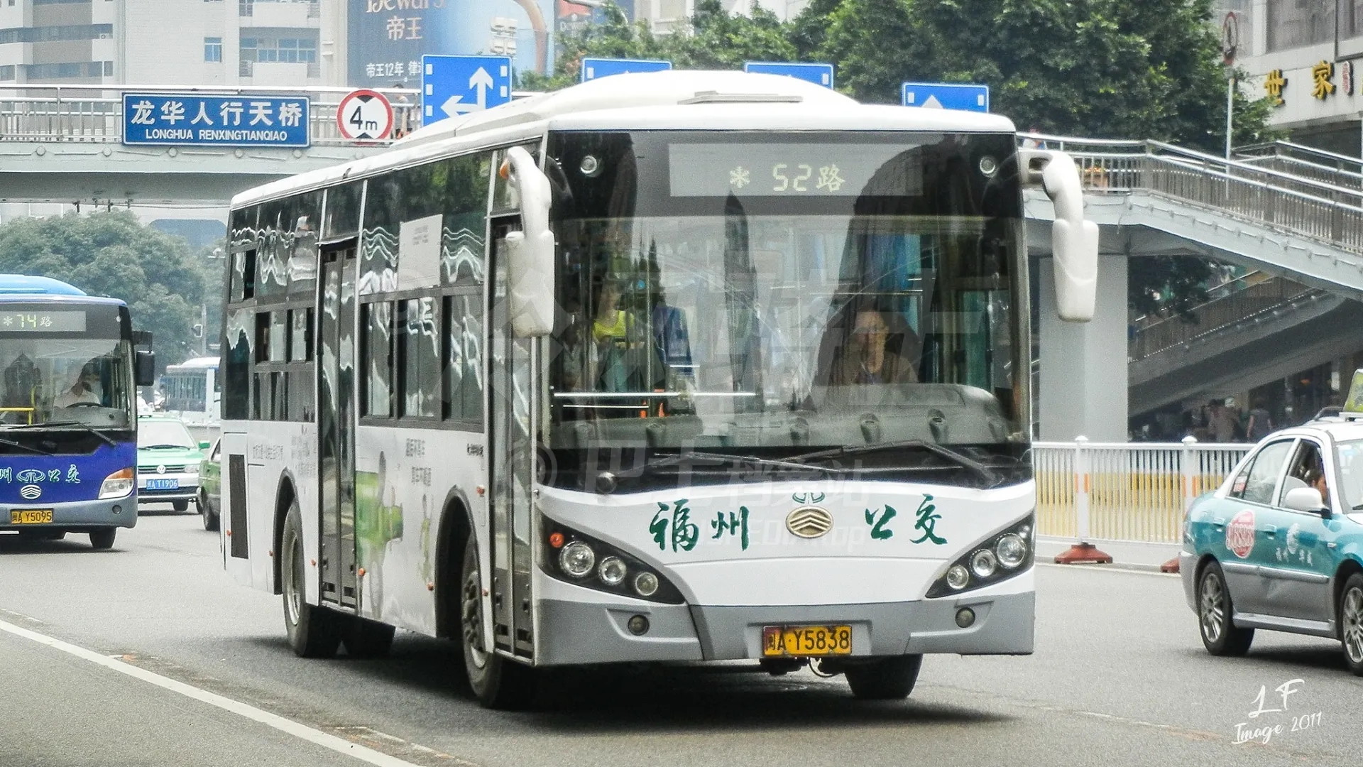 金龙客车正式向福州康驰新巴士公司交付了52辆金龙地铁巴士_鄂机教育网