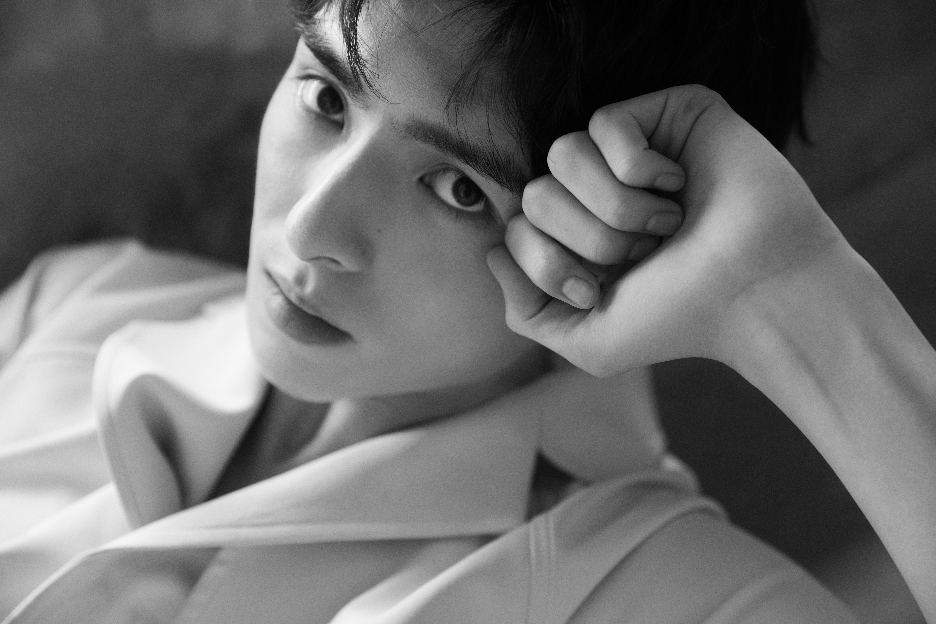 王皓轩工装连体裤写真曝光 "盐系"少年个性十足