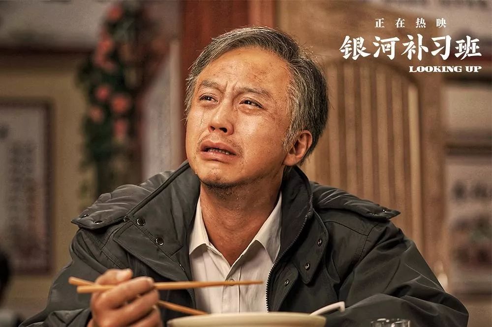 适合演这种苦情父亲,他带妆一站那我就想哭,再者邓超也是三个娃的爹