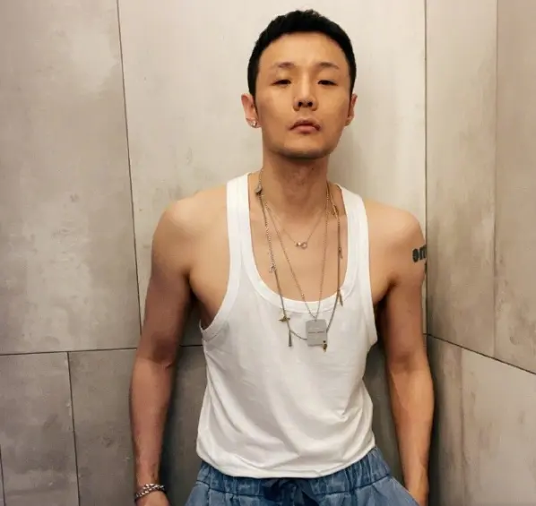 李荣浩寸头帅靓酷井柏然买老年汗衫爸爸妈妈唱湿观众眼睛狂人