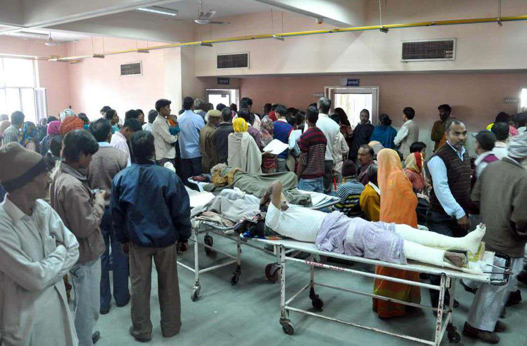 图为人满为患的印度医院