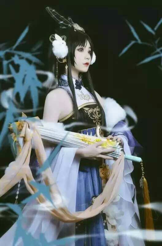 夕阳照在晚庭湖畔 她倩影袅袅,弱柳扶风,一袭紫衣抹裙飘然而去 桥