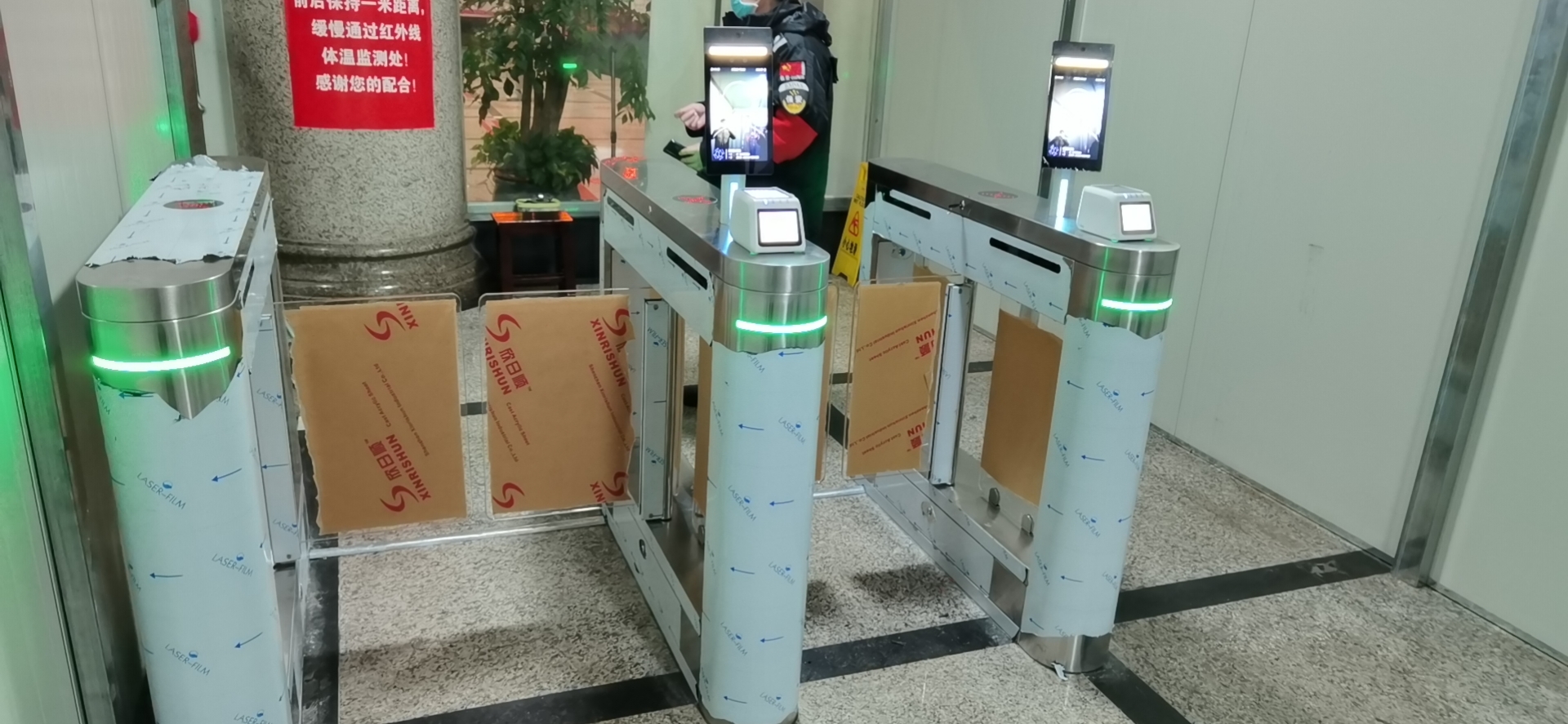 健康码人脸测温门禁通道一体机,老年人没健康码怎么办?