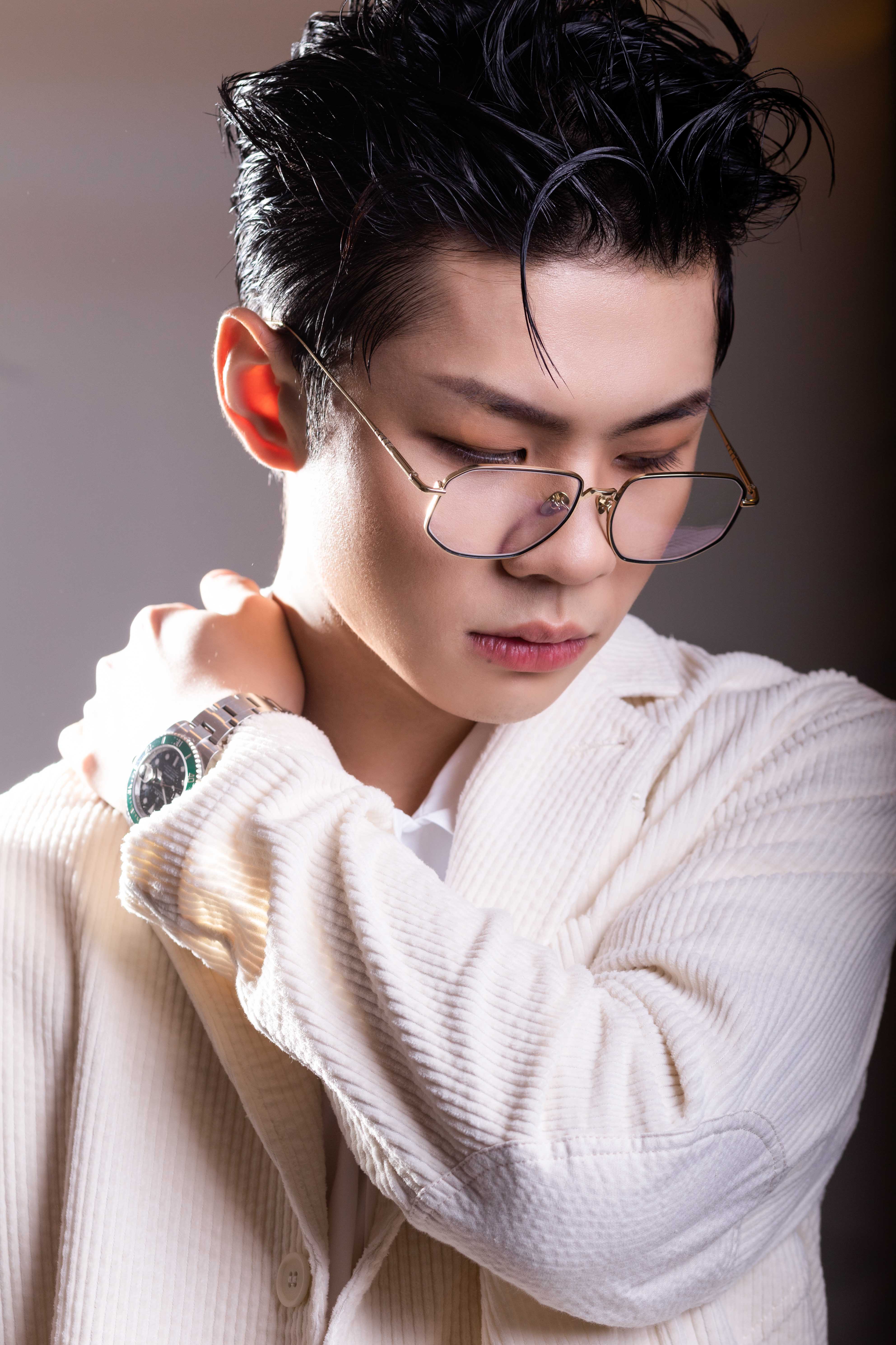 王晨艺身着灯芯绒西装出席活动,酷帅造型演绎极致魅力